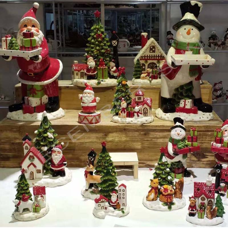 Groot assortiment keramische handgeschilderde stukken voor kerstdecoraties