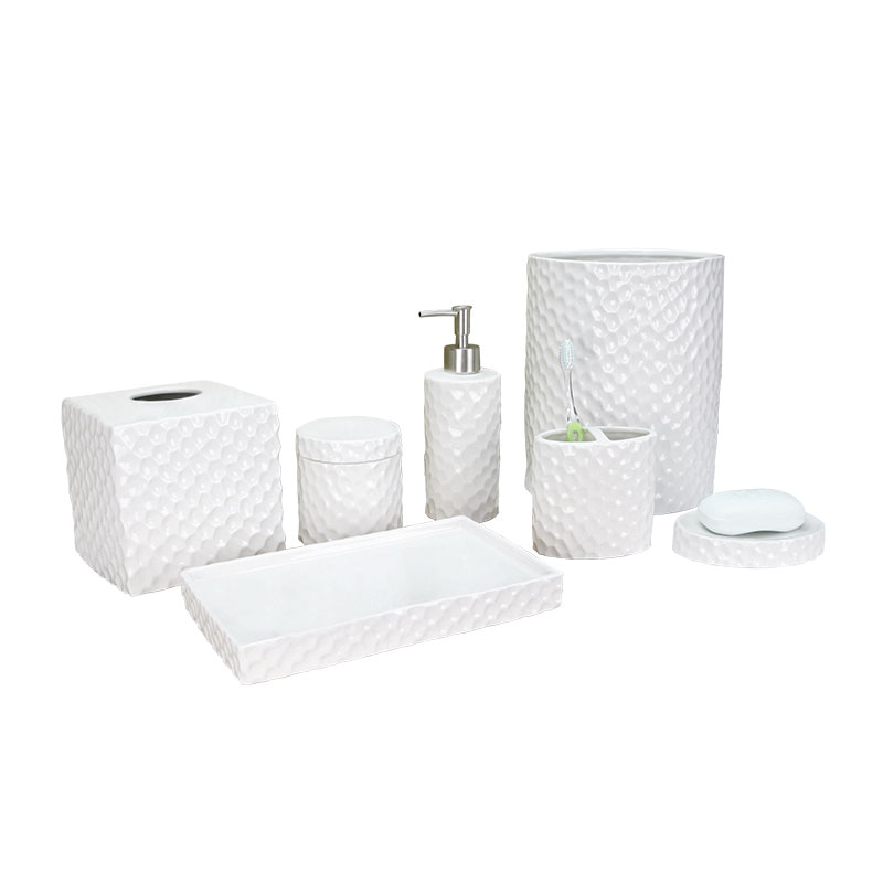 Set met witte keramische badkameraccessoires